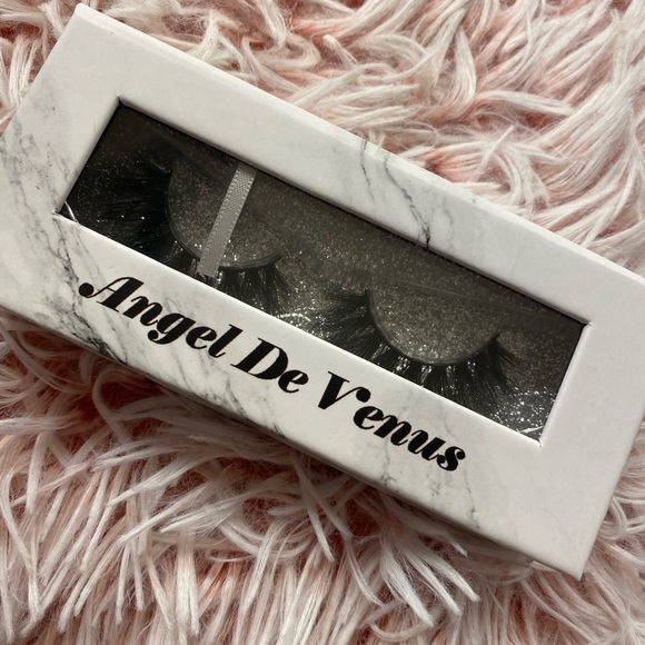 Lashes - Picture 3 of 4